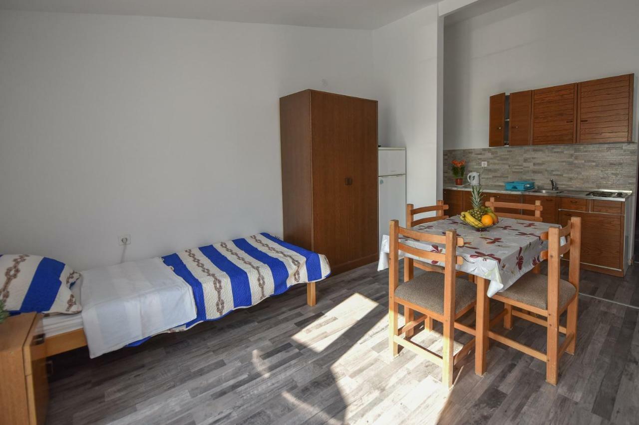 Val Apartmani, * Stara Novalja