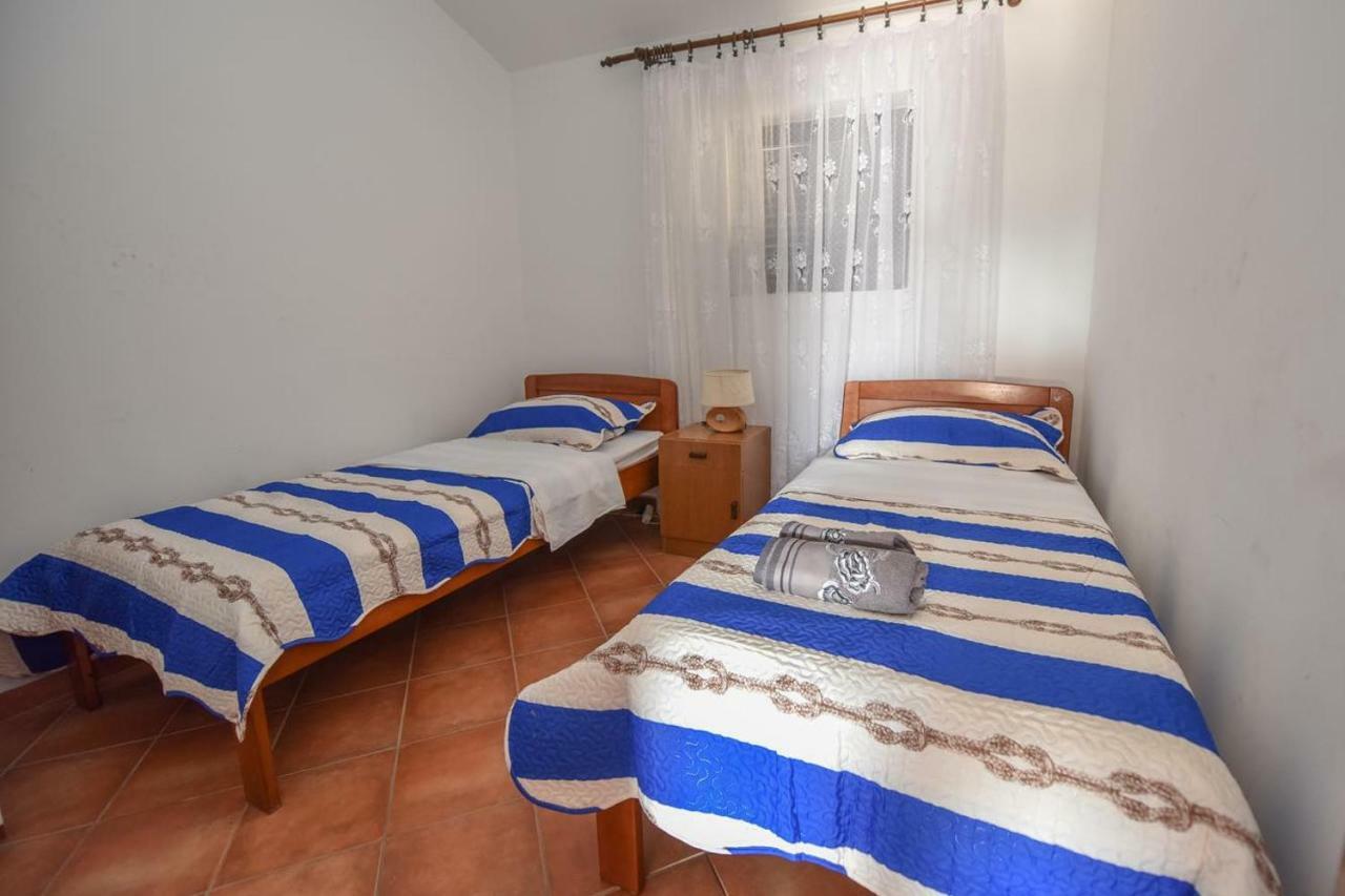 Val Apartmani, *